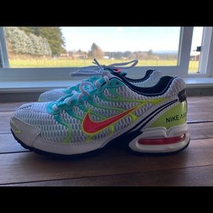 Women’s Nike torch 4